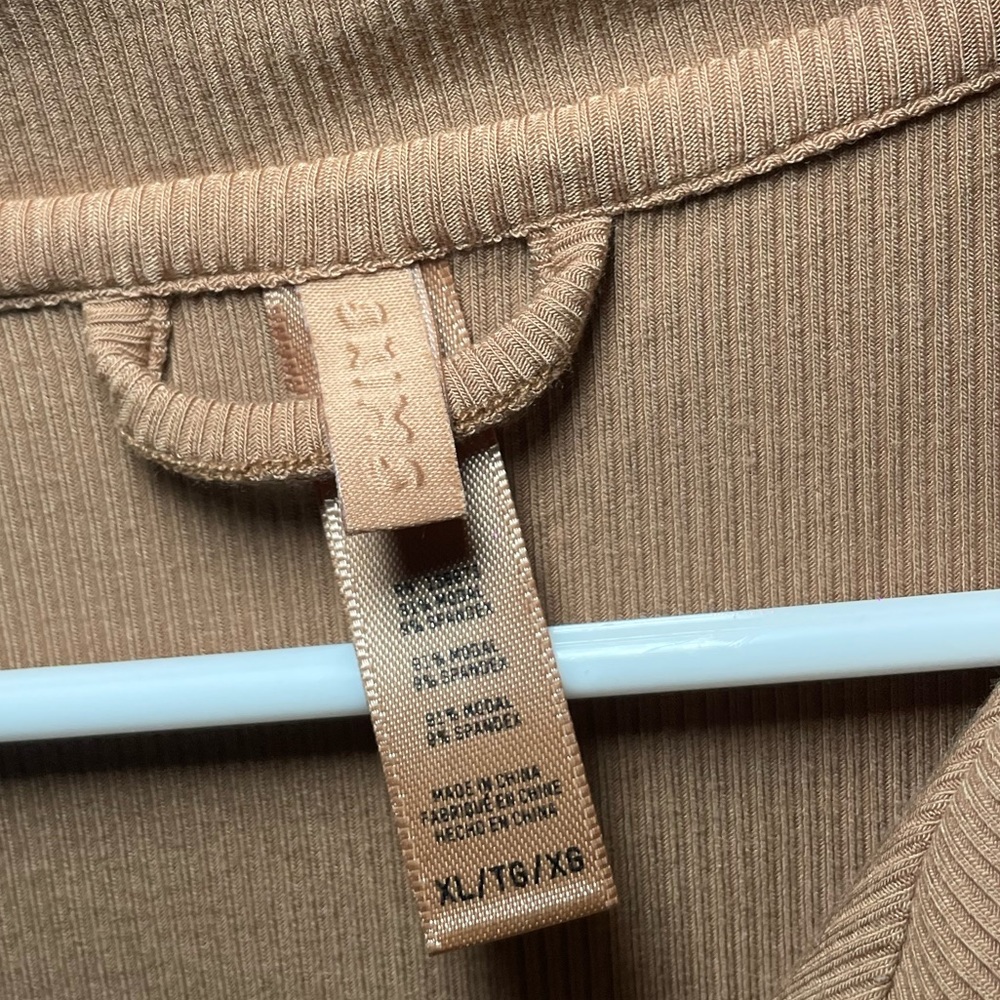 SKIMS Soft Lounge Sleep Set | Camel - Picture 4 of 10